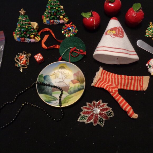 JUNK DRAWER VINTAGE CHRISTMAS DOLL HOLDERS JEWELRY BEADS ETC. LOT - Picture 1 of 10